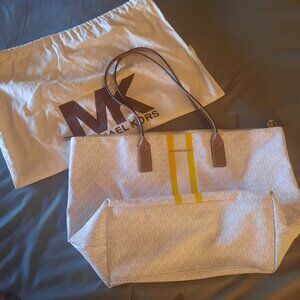 Michael Kors Like New Large Jet Set Signature Logo Tote